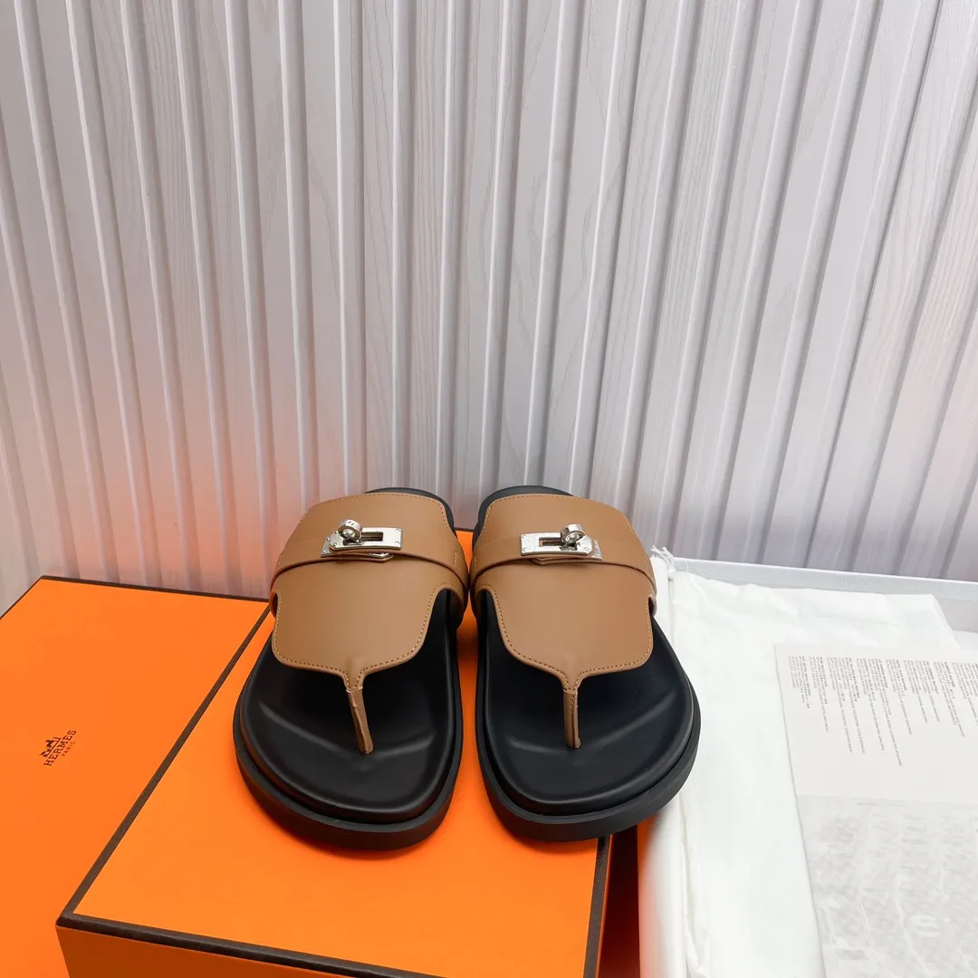 👟👟Ex-factory price 480👟👟 High version of Hermes 🐎The extremely popular couple's second uncle slippers/the latest snake print sandals and slippers, paired with various colorful socks, so trendy!  ———————— Upper: imported cowhide/Lining: imported cowhide Outsole: Tpu non-slip and wear-resistant outsole Female 36-46.